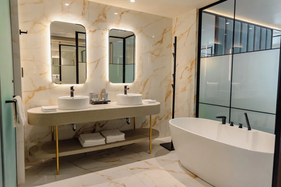 Bathroom with double sinks and soaking tub in a Platinum Suite at Grand Sunset Princess.