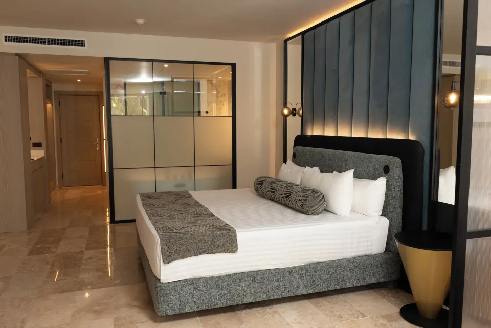 Platinum Suite king bed with glass bathroom partition at Grand Sunset Princess.