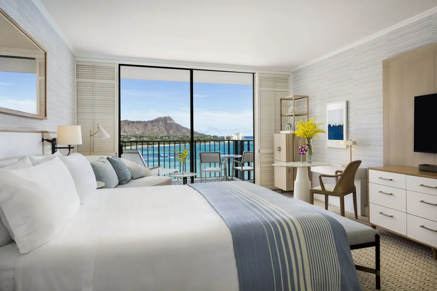 Oceanfront guest room with king bed and Diamond Head view at Halekulani.