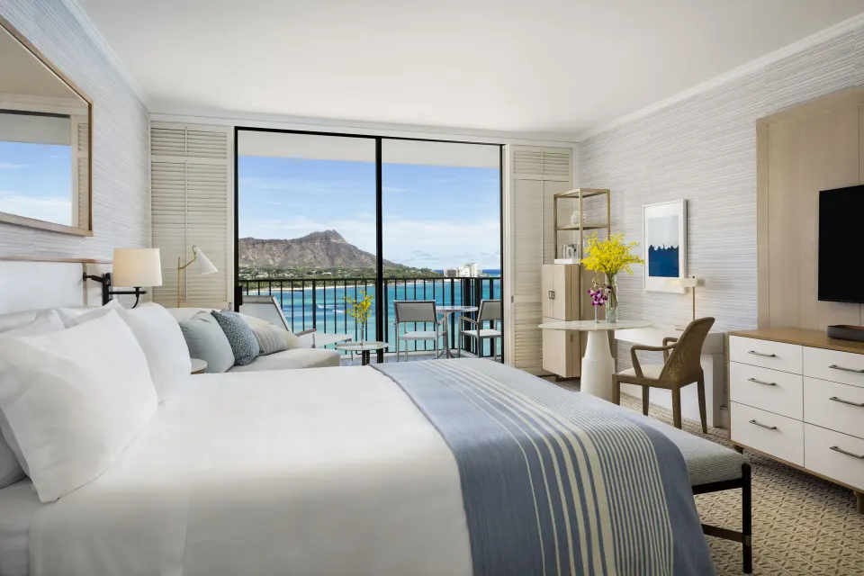 Oceanfront guest room with king bed and Diamond Head view at Halekulani.