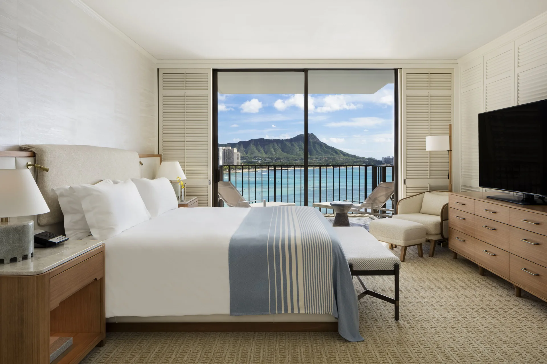 Diamond Head Suite bedroom with king bed and ocean view at Halekulani.