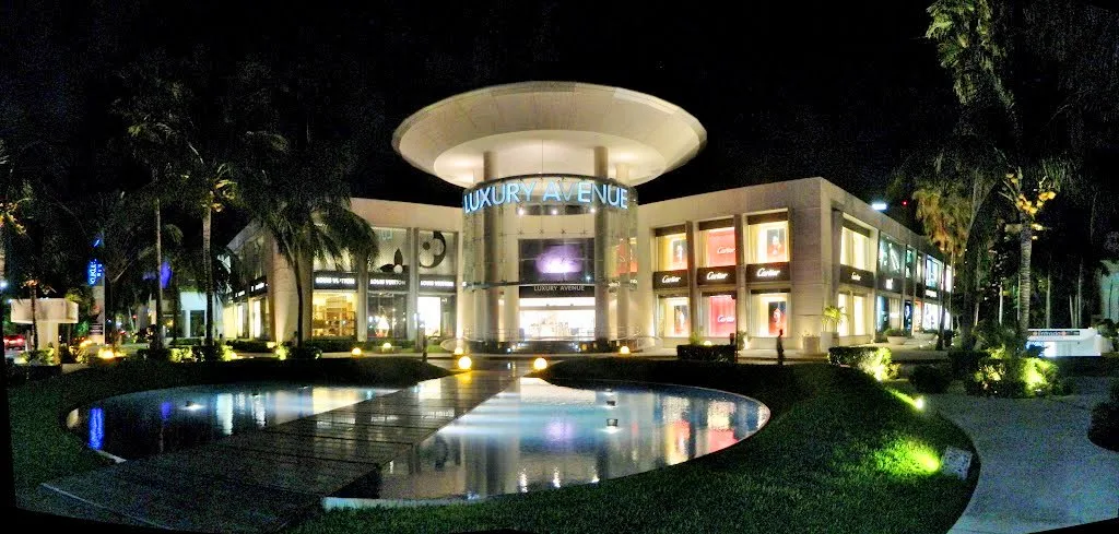 Luxury Avenue Shopping Mall 1 Min Drive