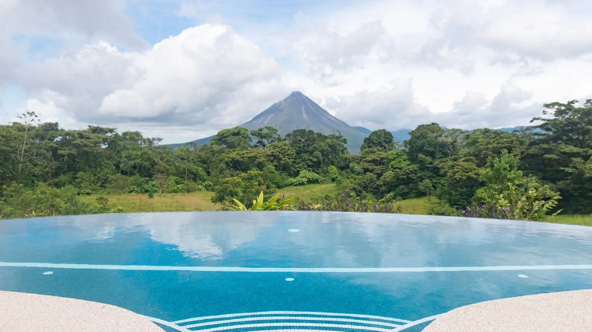 Hotel Arenal Lodge mountain hotel with Arenal Volcano views and nature trails