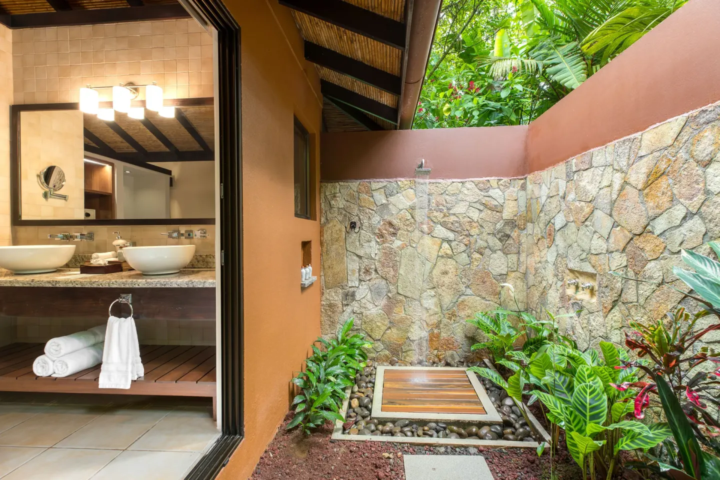 Garden View Casita outdoor shower and vanity area at Hideaway Rio Celeste.