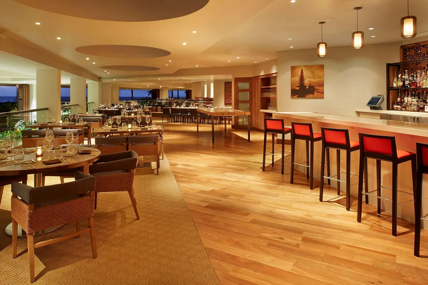 Restaurant dining room and bar at Hilton Hawaiian Village Waikiki Beach Resort.