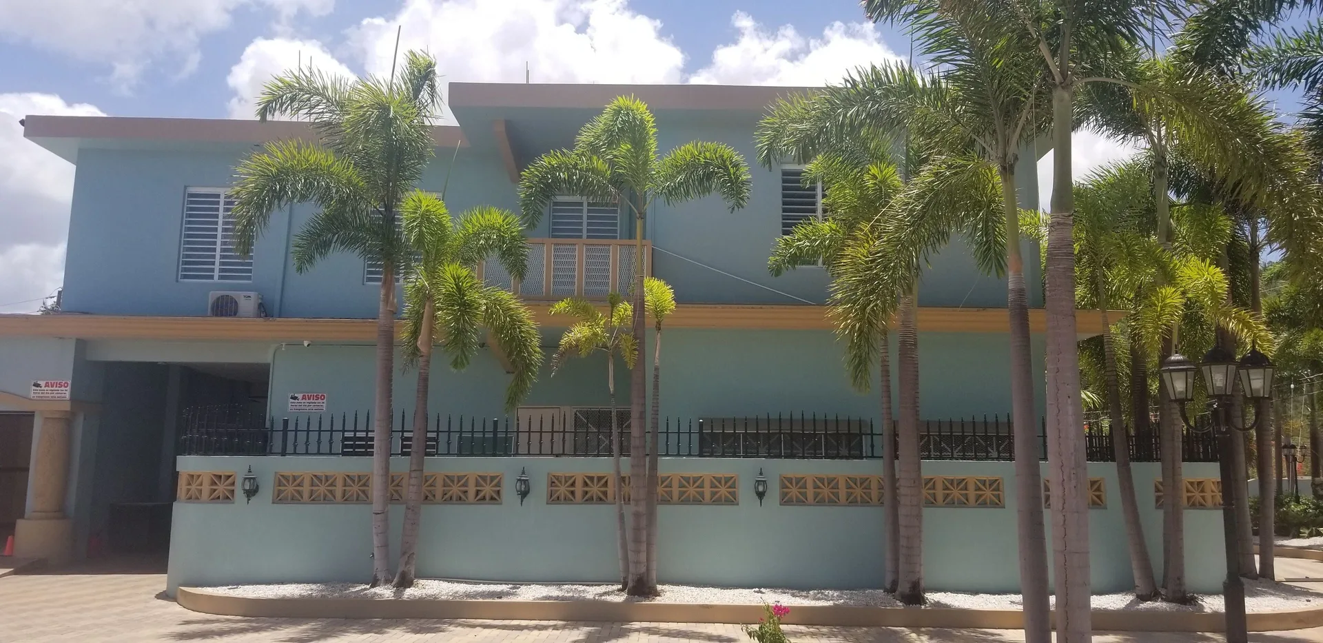 Hotel El Eden modest Puerto Rico hotel with simple rooms and convenient roadside access