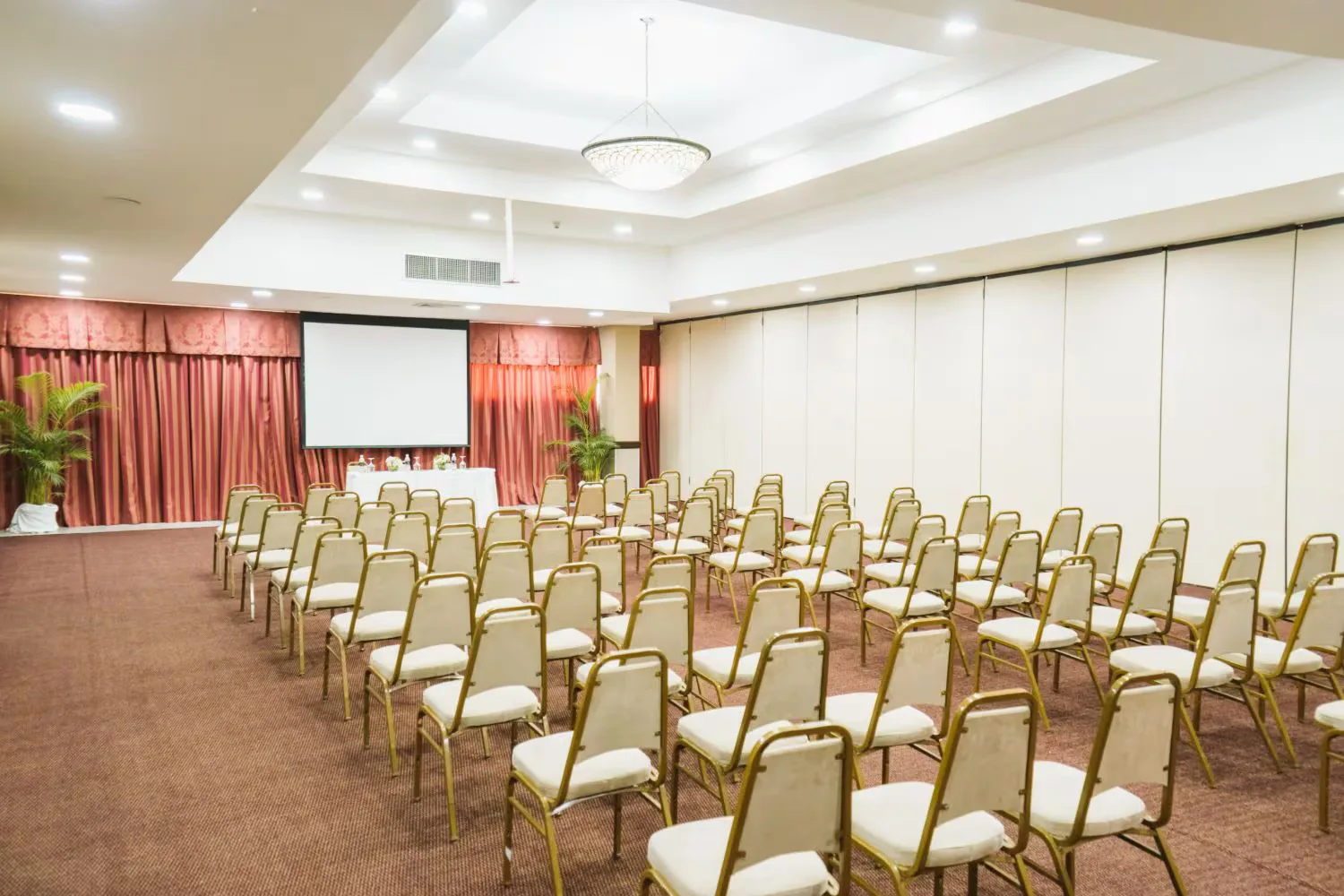 Royal Salon B Venue at Hodelpa Garden Suites Golf & Convention Center