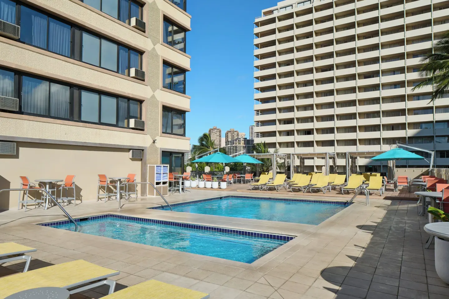 Outdoor pool and jet spa on the pool deck at Holiday Inn Express Waikiki.