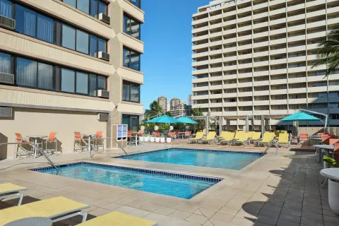Outdoor pool and jet spa on the pool deck at Holiday Inn Express Waikiki.