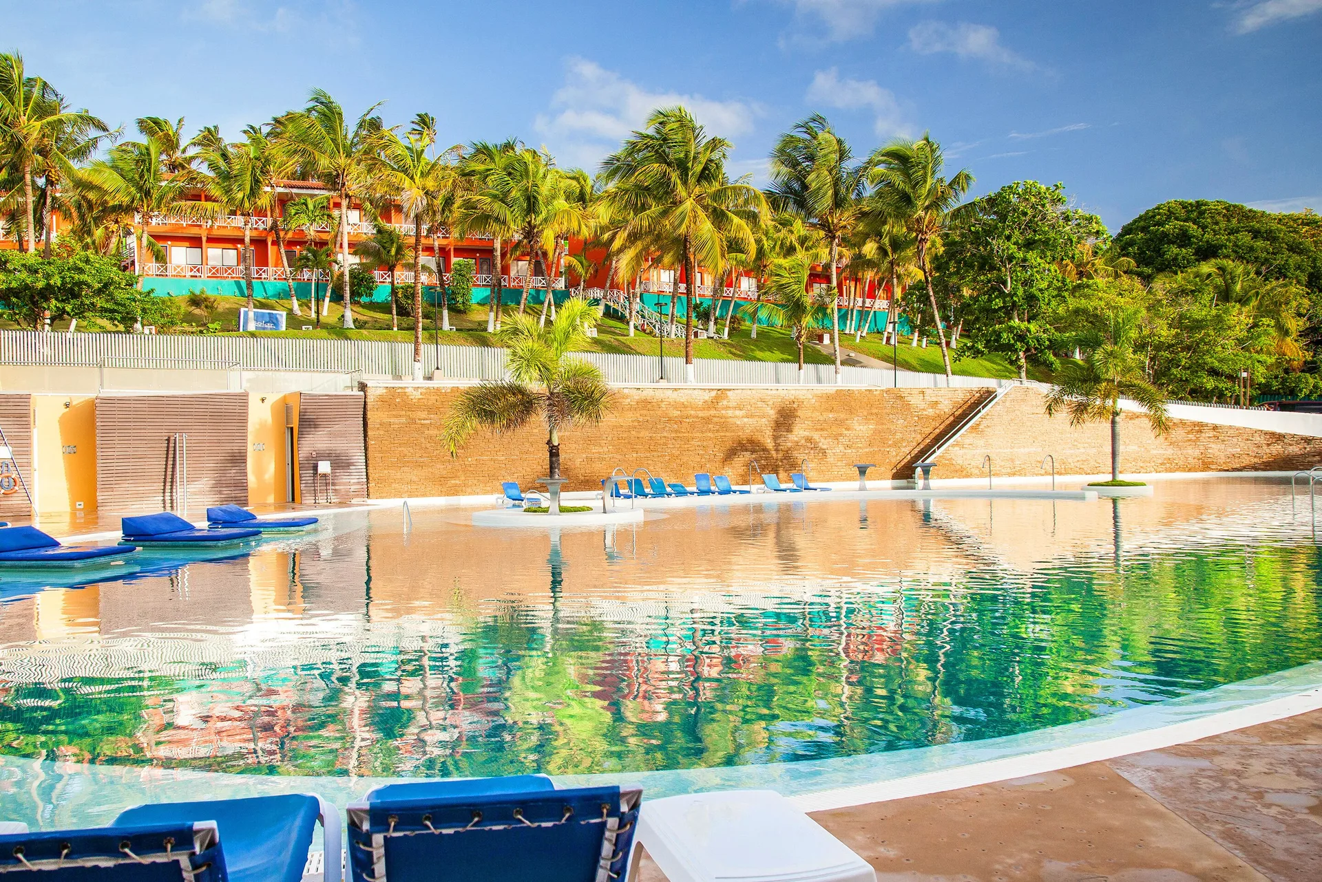 Sol Caribe Campo San Andres resort with spacious grounds and family-friendly island setting