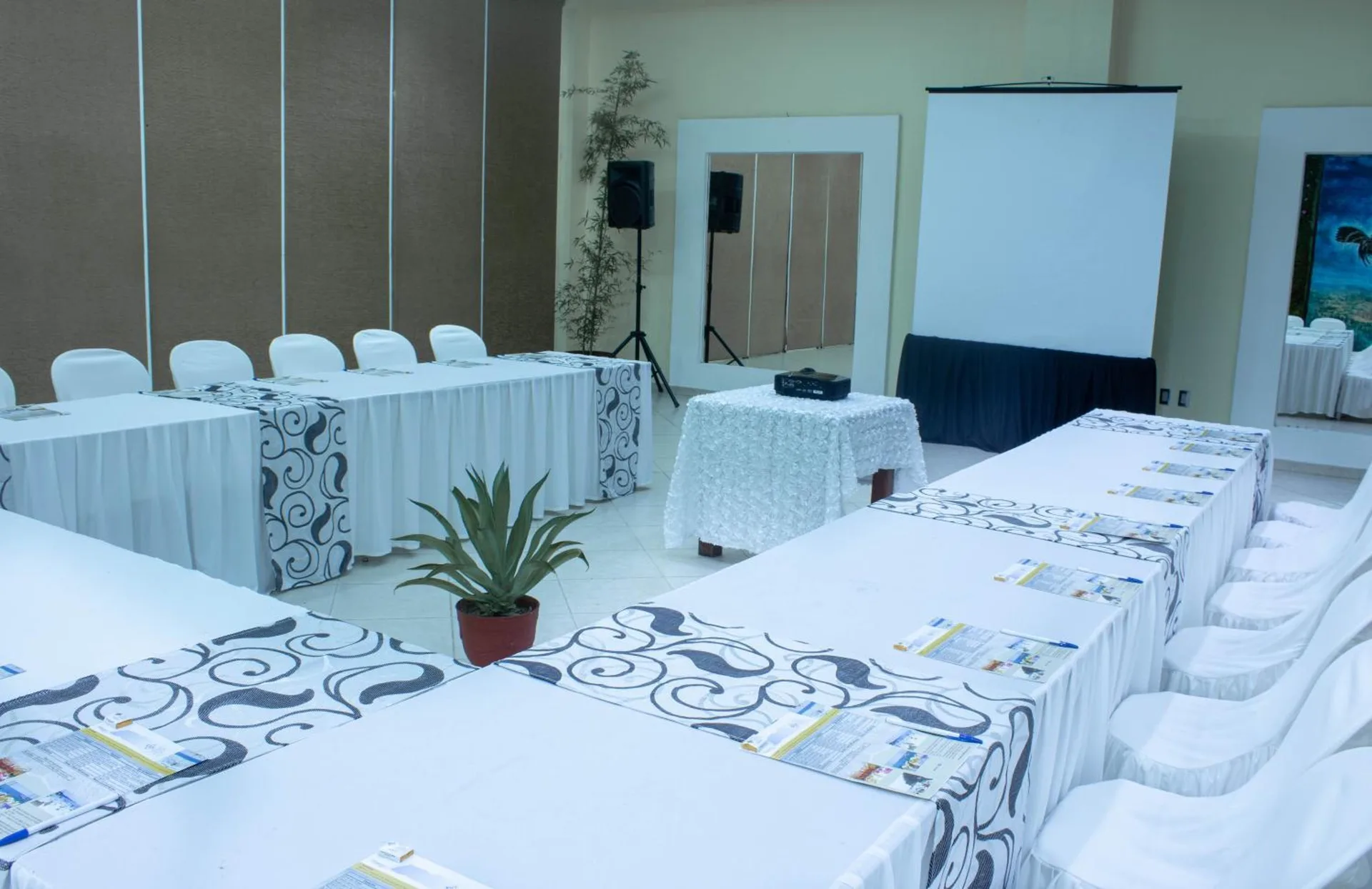 Meeting room with U-shaped tables and projection screen at Hotel Castillo Huatulco & Beach Club.