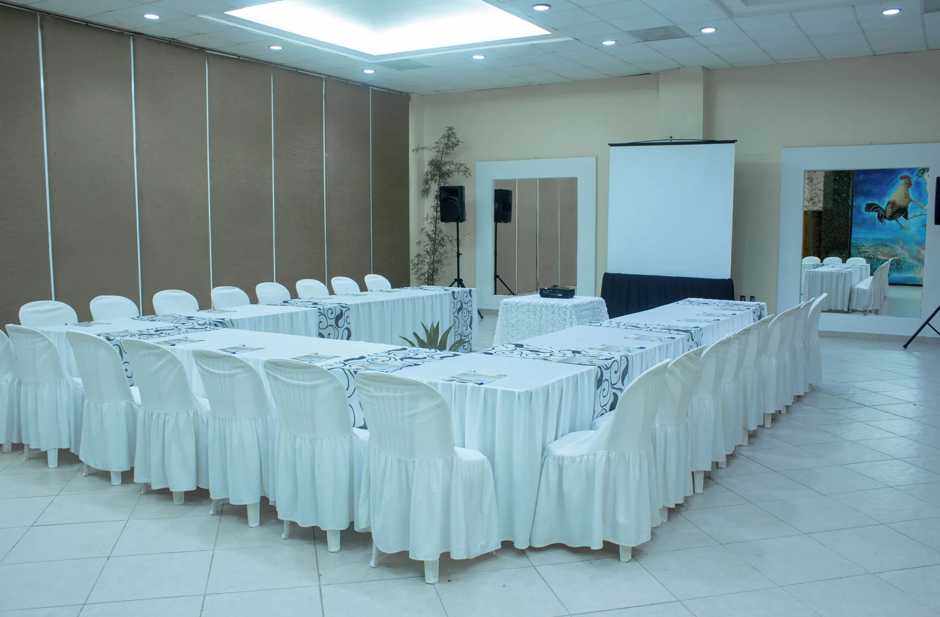 Meeting room with U-shaped tables at Hotel Castillo Huatulco & Beach Club.