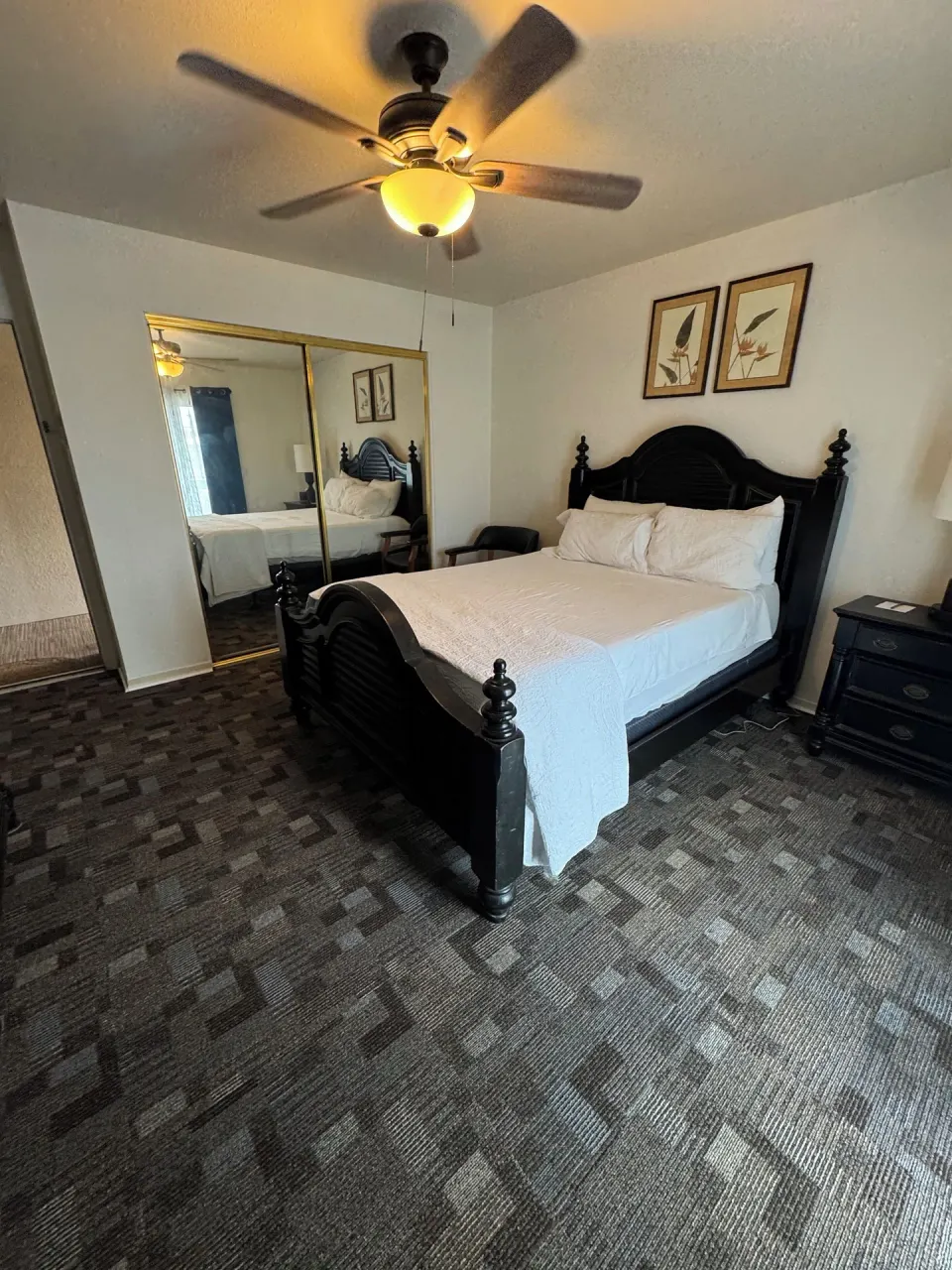 Economy Room City View queen bed with mirrored closet doors at Hotel Coral Reef.