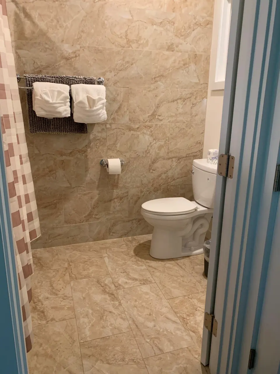 Premium Room Oceanfront bathroom with toilet and towels at Hotel Coral Reef.