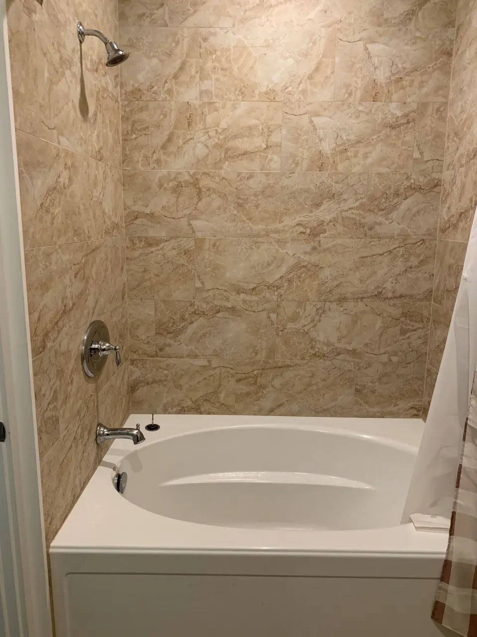 Premium Room Oceanfront bathtub and shower at Hotel Coral Reef.