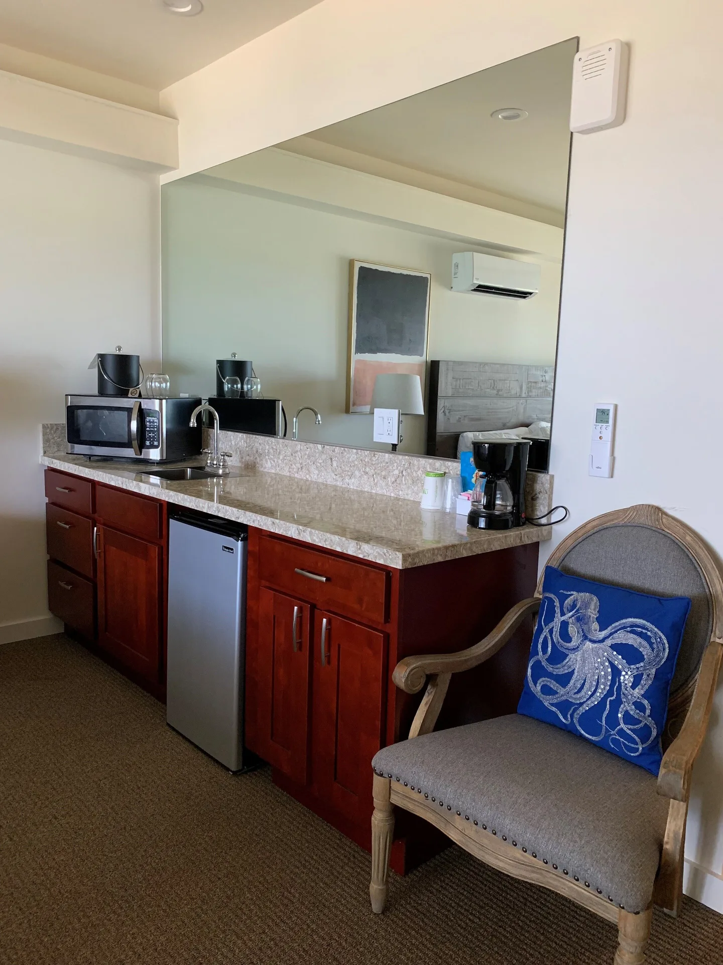 Premium Room Oceanfront kitchenette and chair at Hotel Coral Reef.