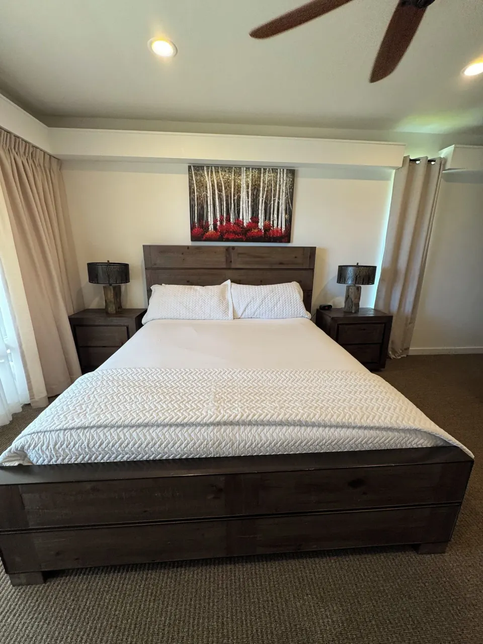 Premium Suite bedroom with large wood bed and bedside tables at Hotel Coral Reef.