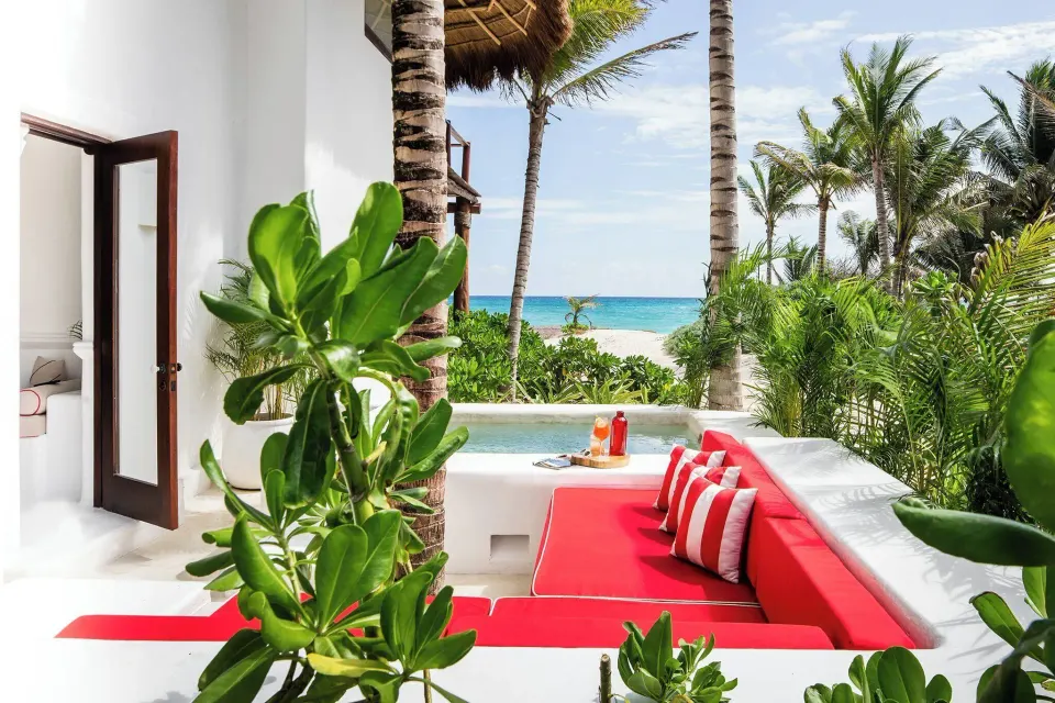 Outdoor terrace seating and plunge pool with ocean view in the Suite (Master Beach) at Hotel Esencia
