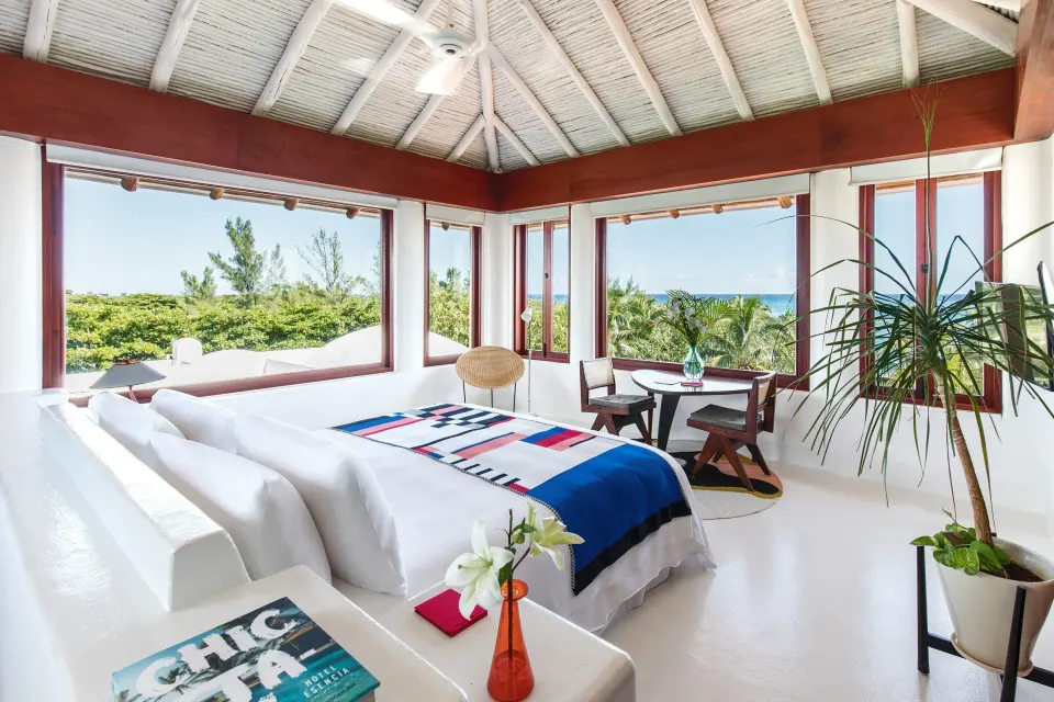 Bright Master Suite with king bed and ocean view at Hotel Esencia