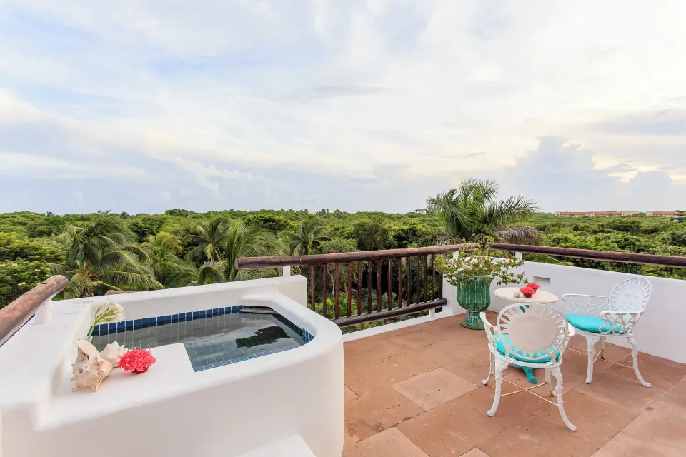 Rooftop plunge pool and seating overlooking treetops at Yum-Ha Villa, Hotel Esencia.