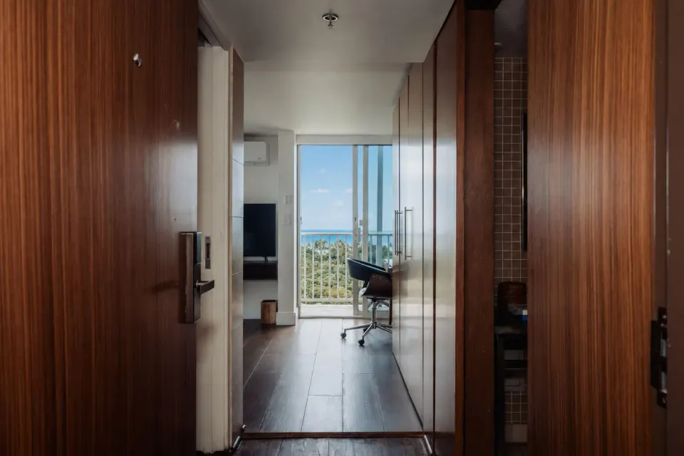 Entry hall leading to ocean view in Penthouse Hoku Skyline Direct Oceanview at Hotel La Croix.