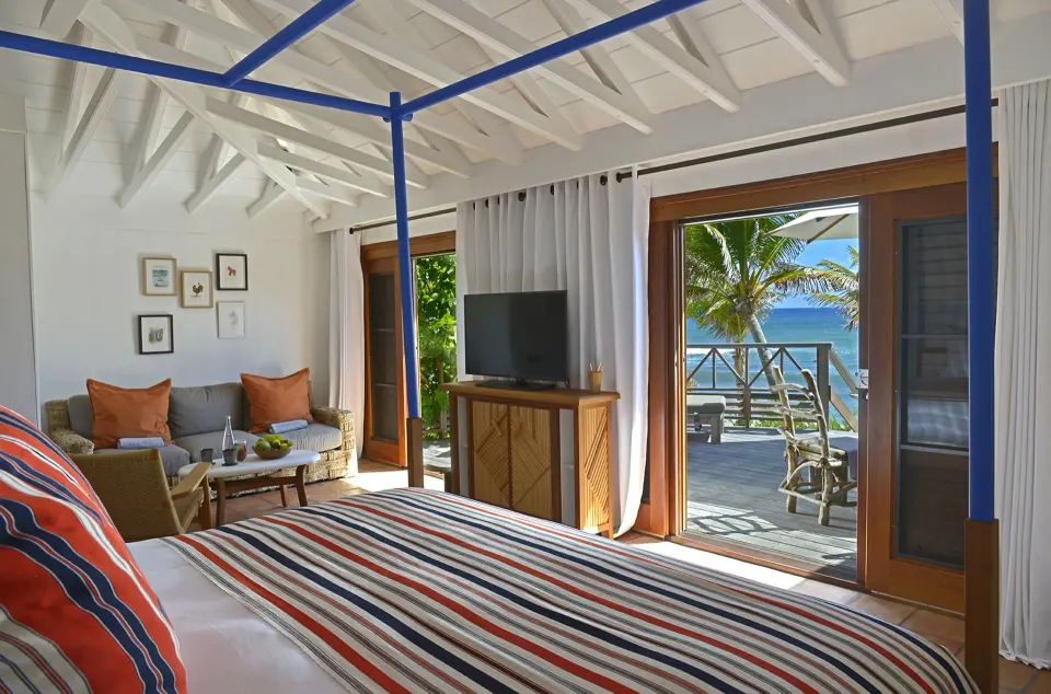 Junior Suite Beach View bed and terrace facing the sea at Hotel Manapany.