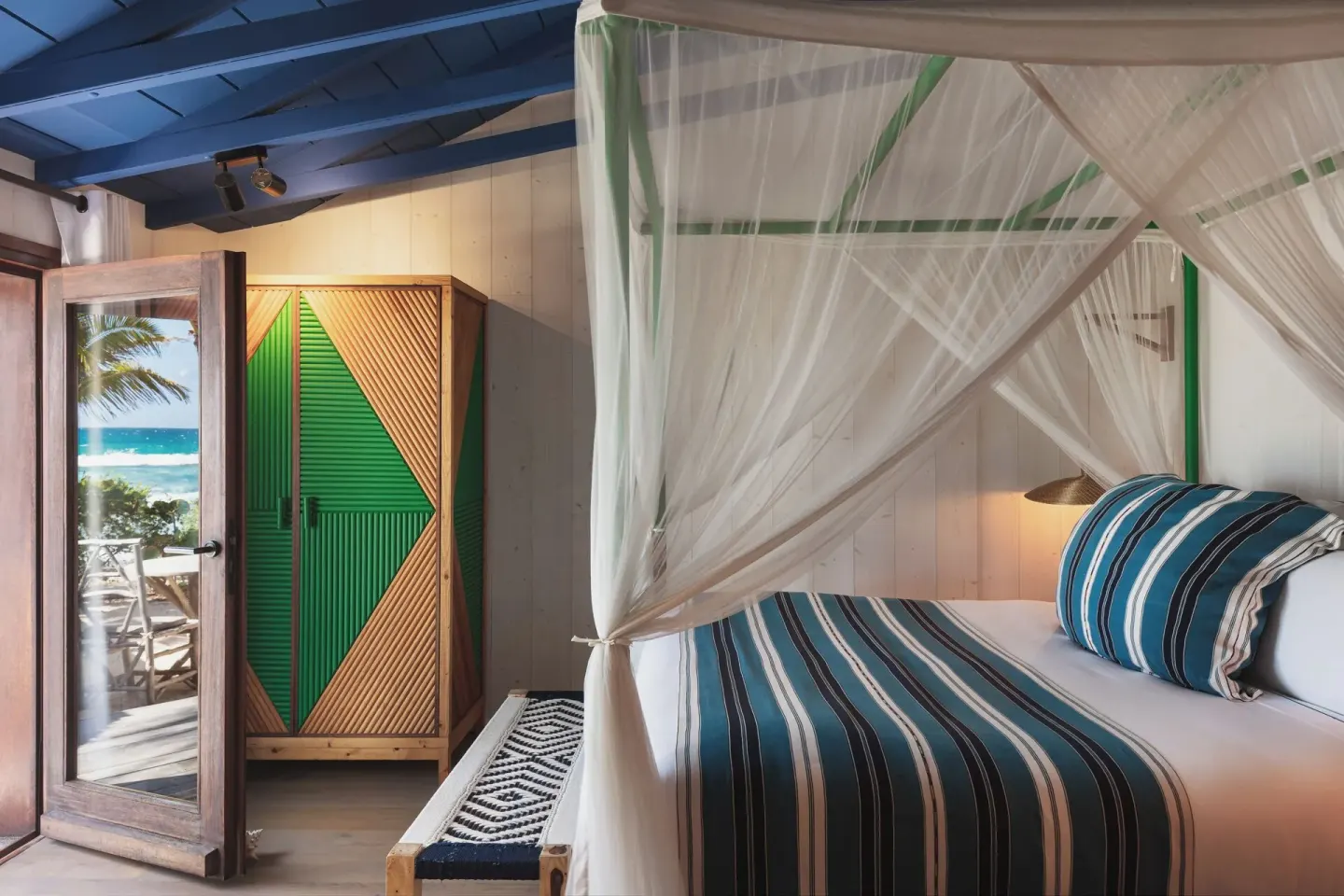 Beachside Suite canopy bed with sea view at Hotel Manapany.