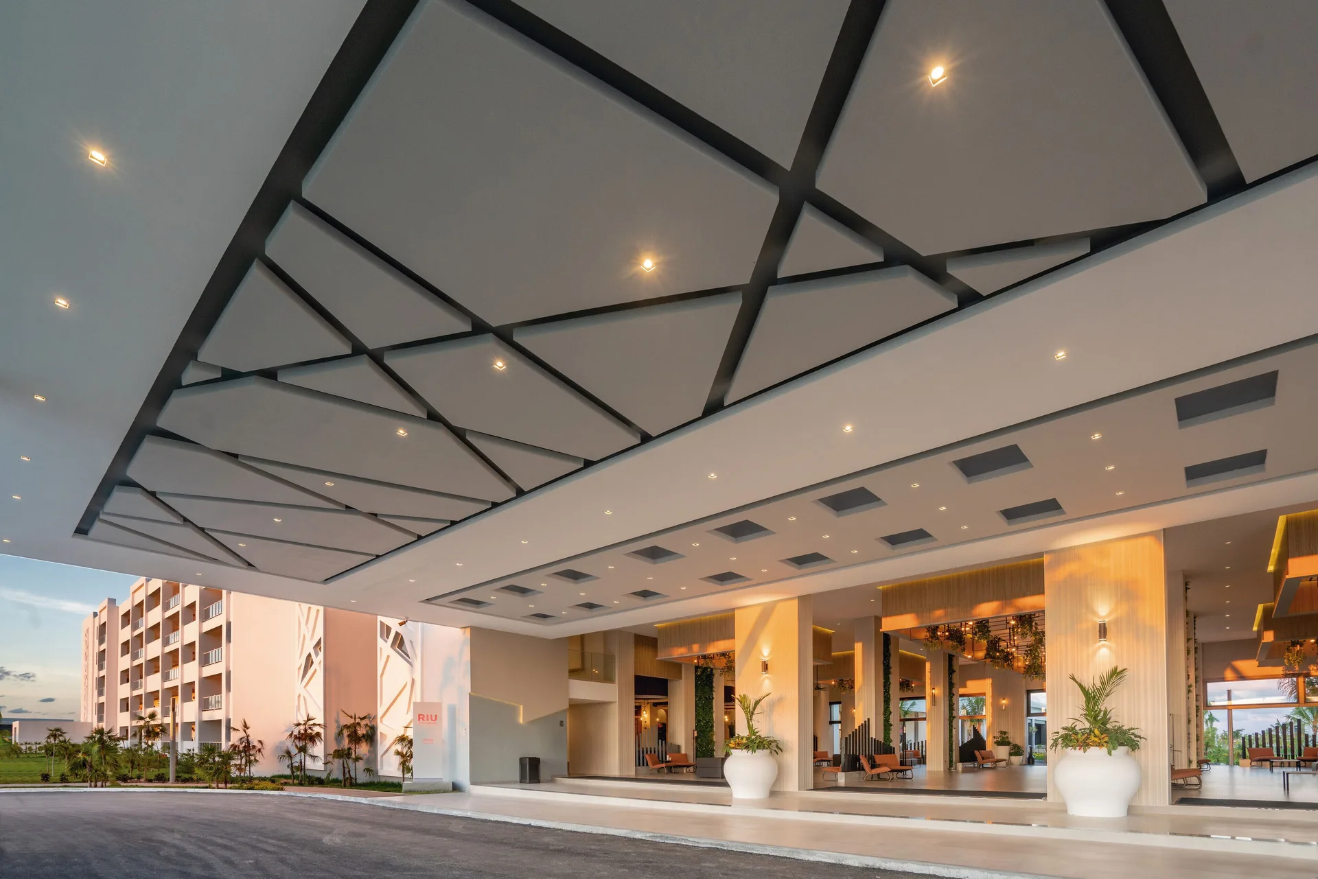 Covered entrance canopy and open lobby at Hotel Riu Latino.