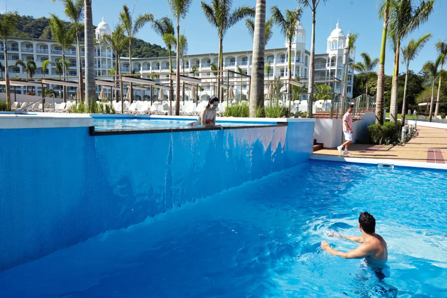 Raised pool edge with a swimmer below at Hotel Riu Palace Costa Rica.