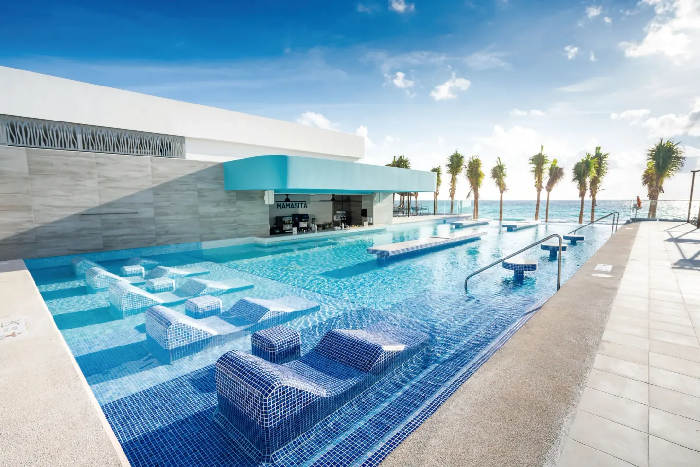 Mamasita swim-up pool with in-water loungers at Hotel Riu Palace Kukulkan.