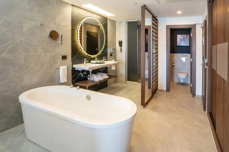 Bathroom with freestanding tub in a Junior Suite at Hotel Riu Palace Kukulkan.