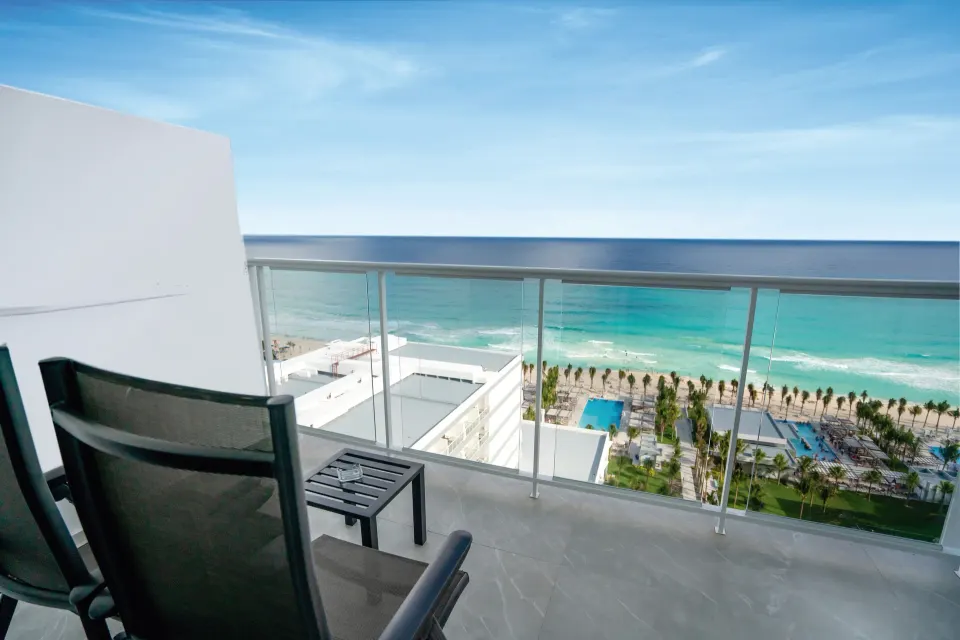 Ocean-view balcony of a Junior Suite Ocean View Elite Club at Hotel Riu Palace Kukulkan.