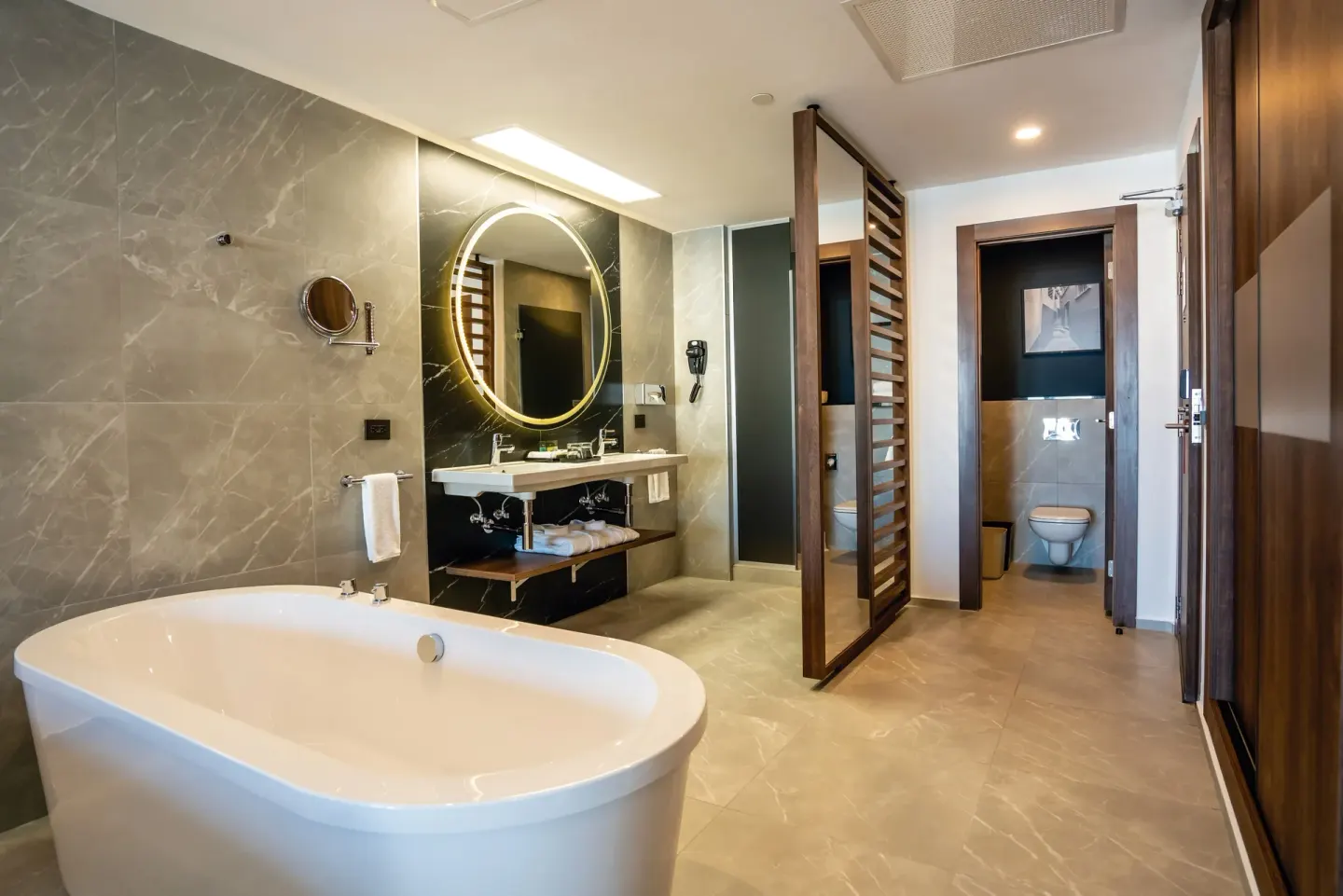 Junior Suite bathroom with soaking tub at Hotel Riu Palace Kukulkan.