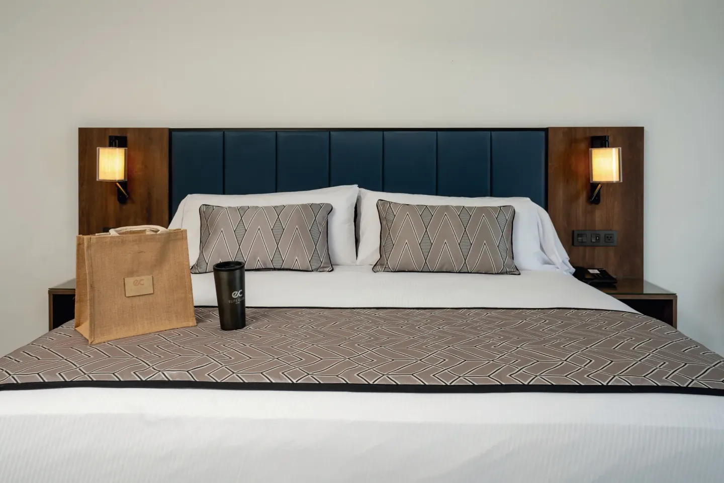 Suite Ocean View Elite Club bed detail with welcome items at Hotel Riu Palace Kukulkan.