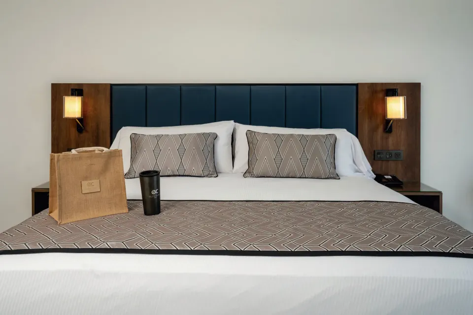 Suite Ocean View Elite Club bed detail with welcome items at Hotel Riu Palace Kukulkan.