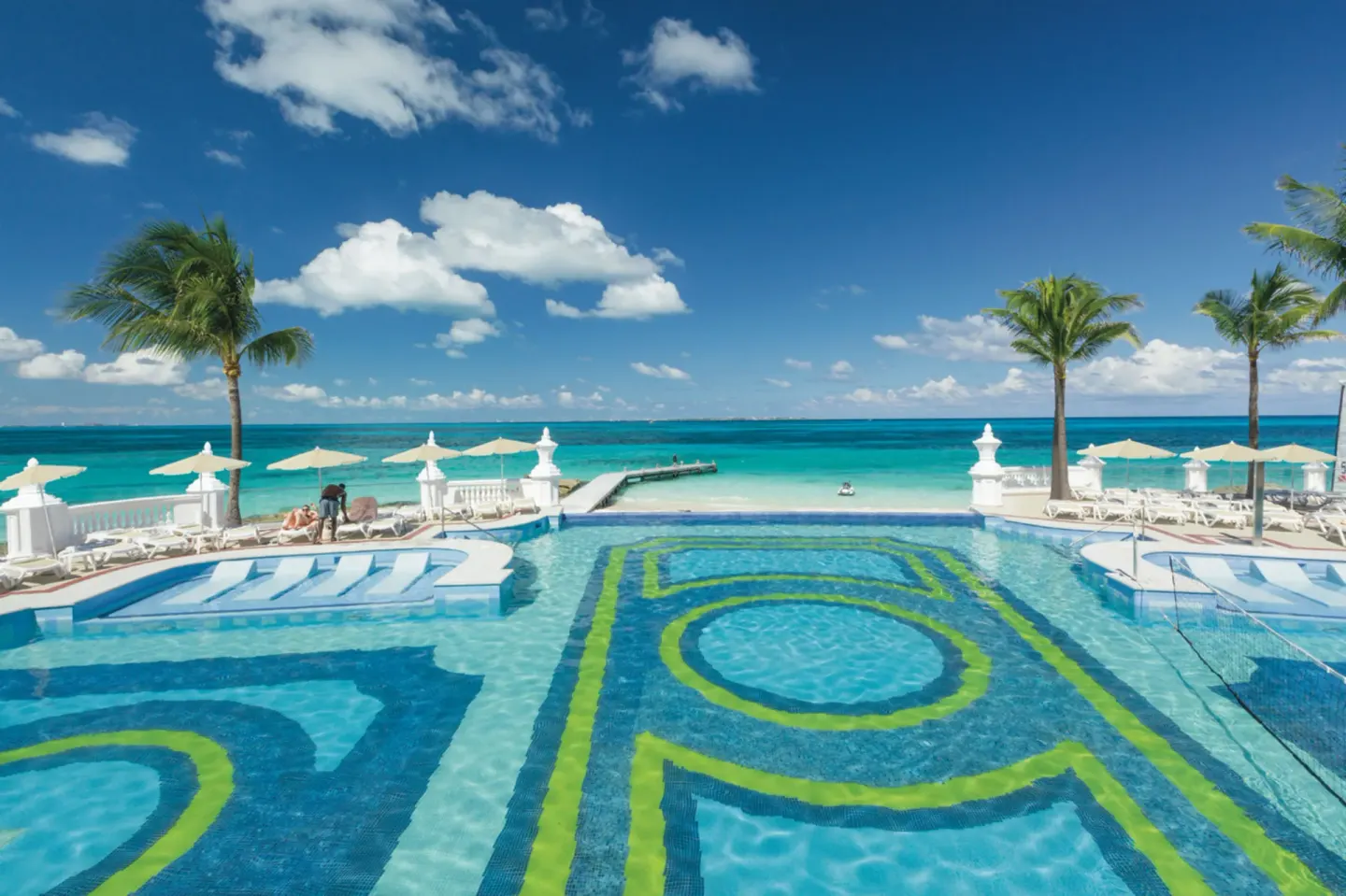 Infinity-style pool facing the beach and sea at Hotel Riu Palace Las Americas.