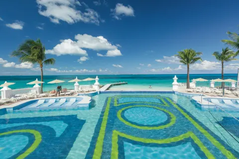 Infinity-style pool facing the beach and sea at Hotel Riu Palace Las Americas.