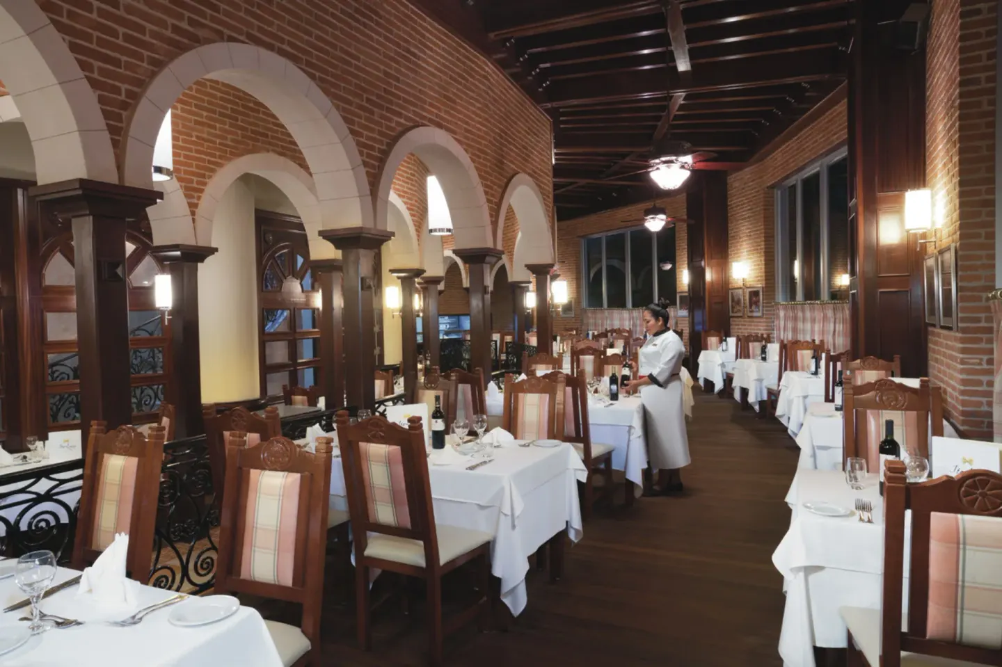 Italian-style dining room with brick arches at Hotel Riu Palace Las Americas.