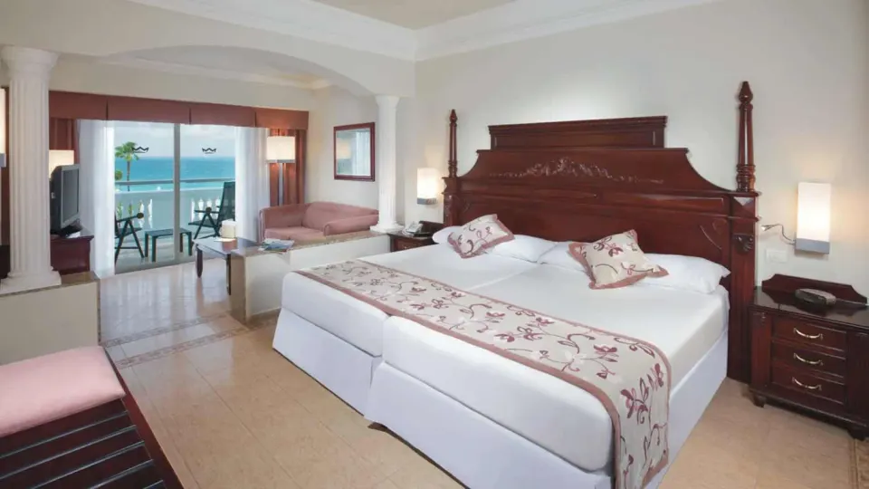 Ocean View Jacuzzi Suite Official 1