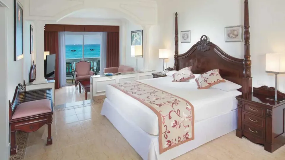 Ocean View Jacuzzi Suite Official 3