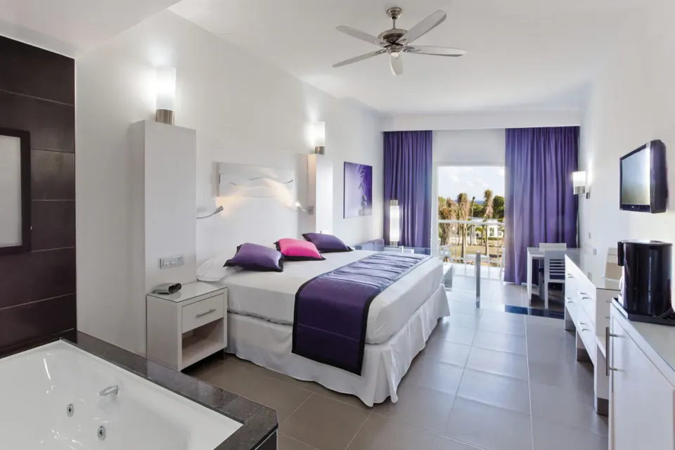 Junior suite with king bed and balcony at Hotel Riu Palace Mexico