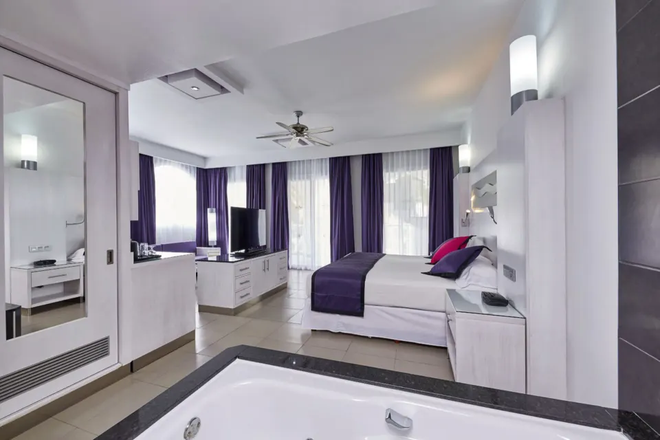 Junior suite showing king bed and whirlpool tub at Hotel Riu Palace Mexico