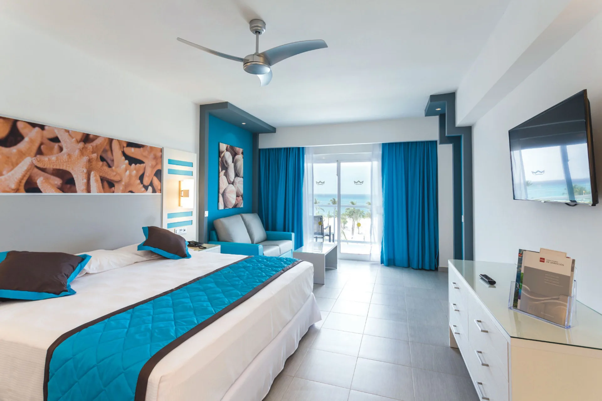 Partial Ocean View room with king bed and balcony at Hotel Riu Republica.