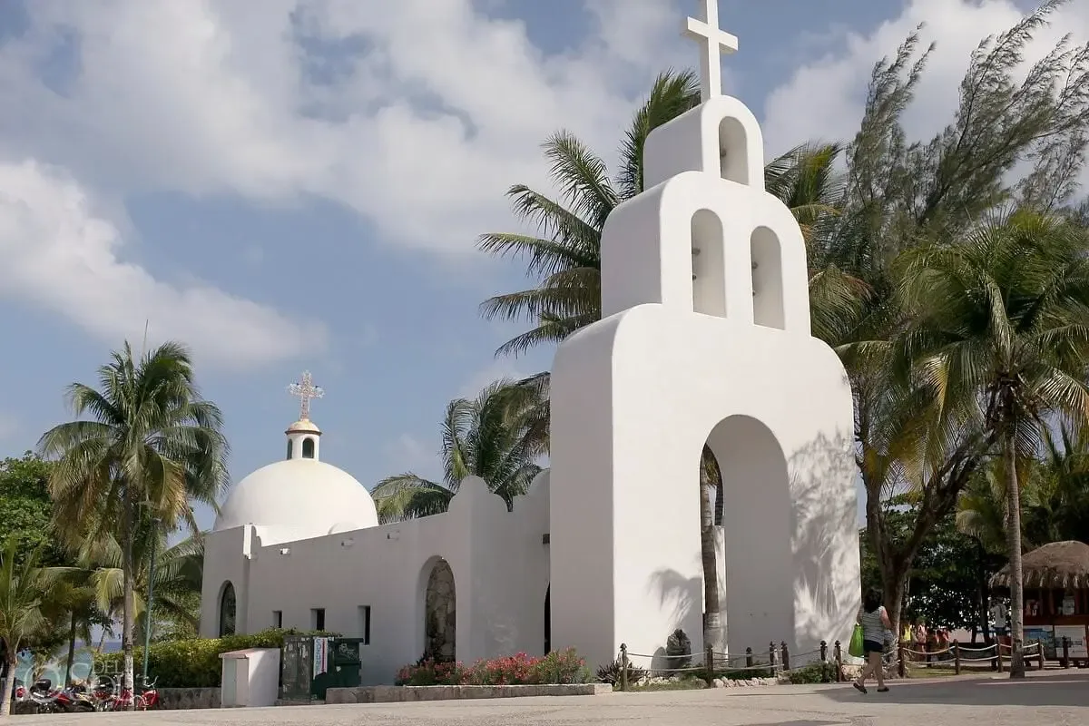 Nuestra Senora Del Carmen Catholic Church 5 Min Walk