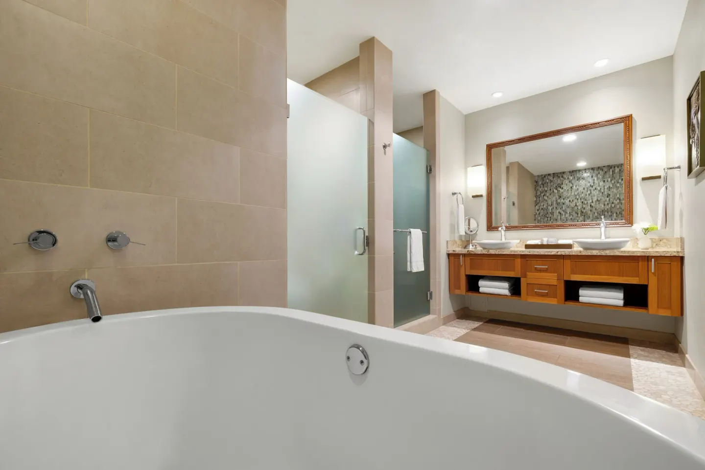 Guest bathroom with soaking tub and double vanity at Hyatt Vacation Club at Ka'anapali Beach.