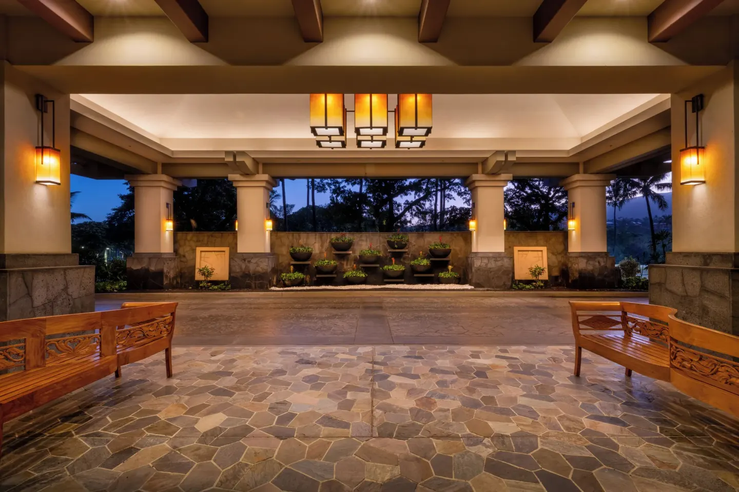 Open-air arrival area with benches at Hyatt Vacation Club at Ka'anapali Beach.