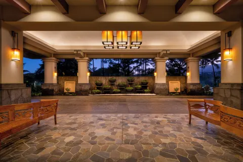 Open-air arrival area with benches at Hyatt Vacation Club at Ka'anapali Beach.