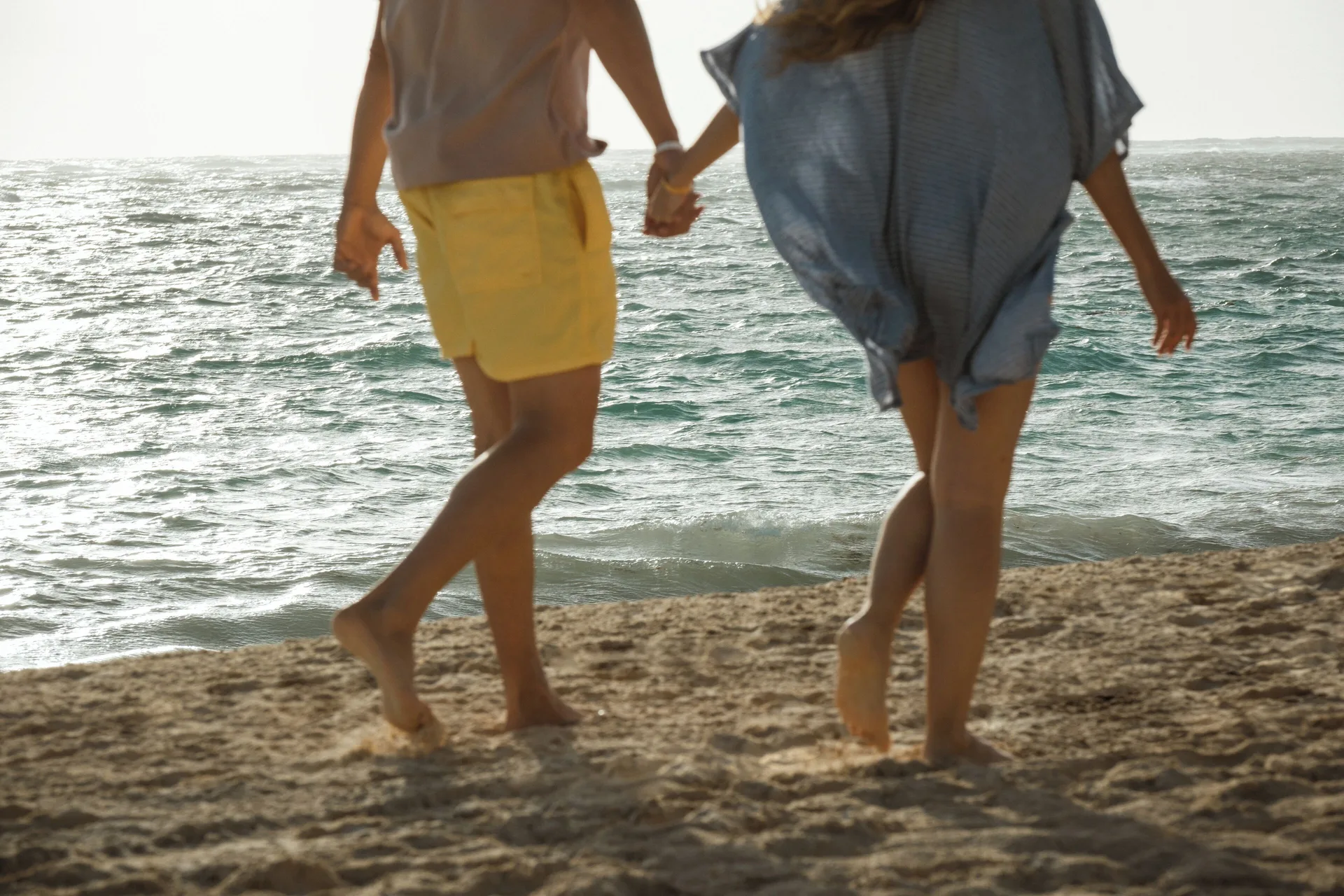 Couple walking hand in hand along the beach at Iberostar Selection Bávaro Suites.