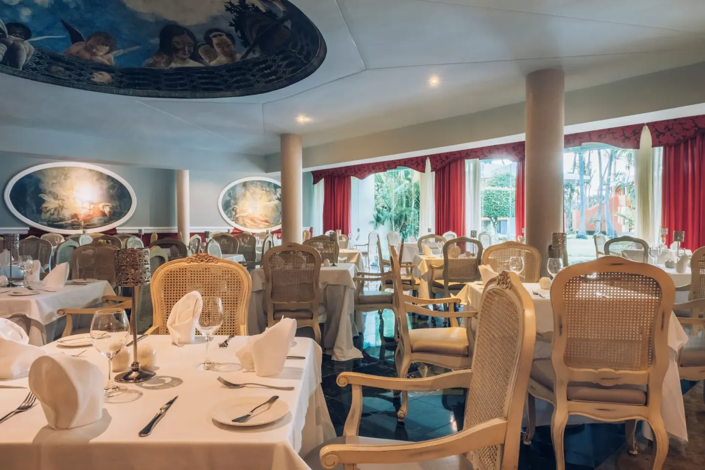 Formal dining room with white tablecloths at Iberostar Selection Bávaro Suites.