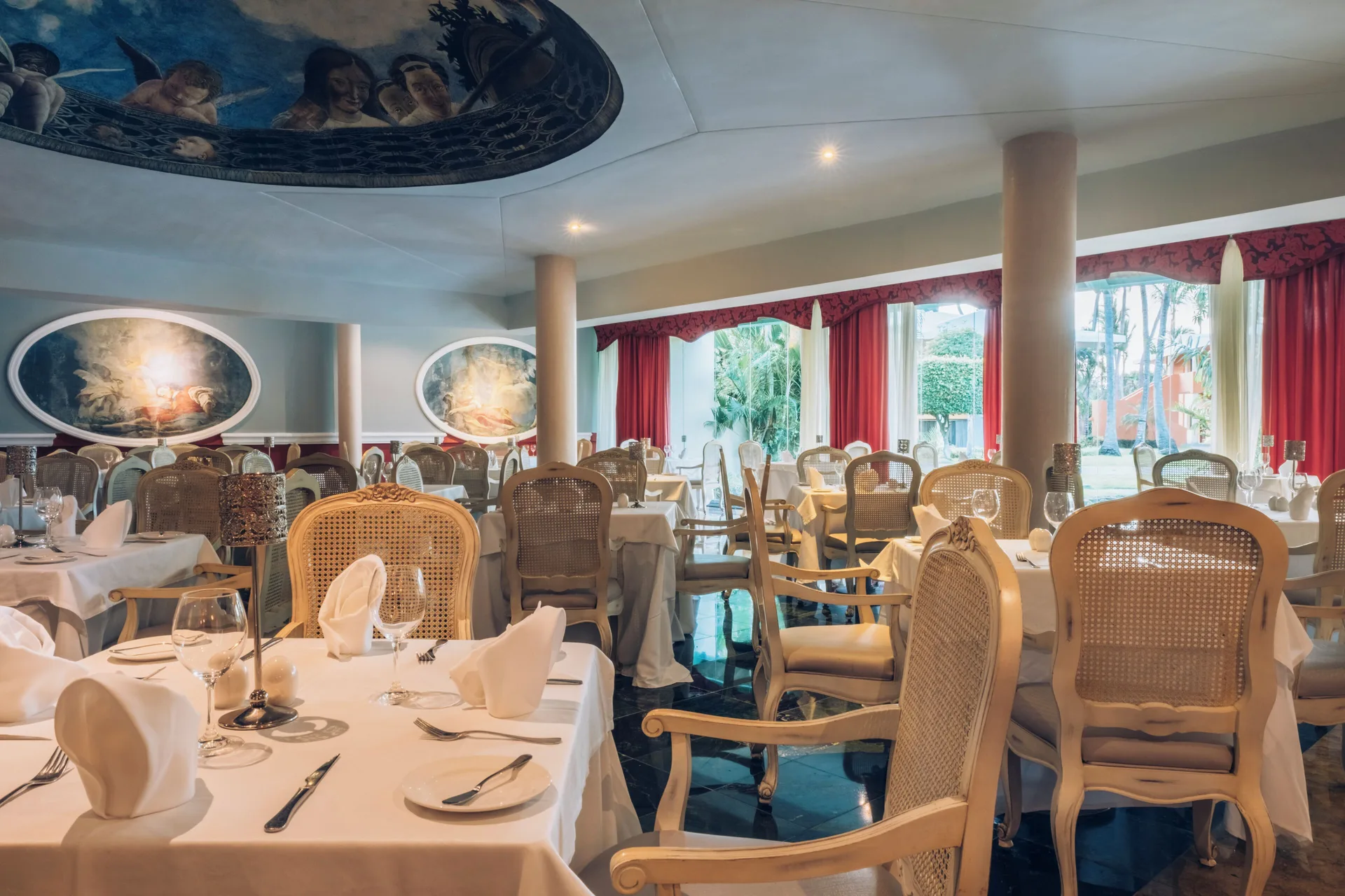 Formal dining room with white tablecloths at Iberostar Selection Bávaro Suites.